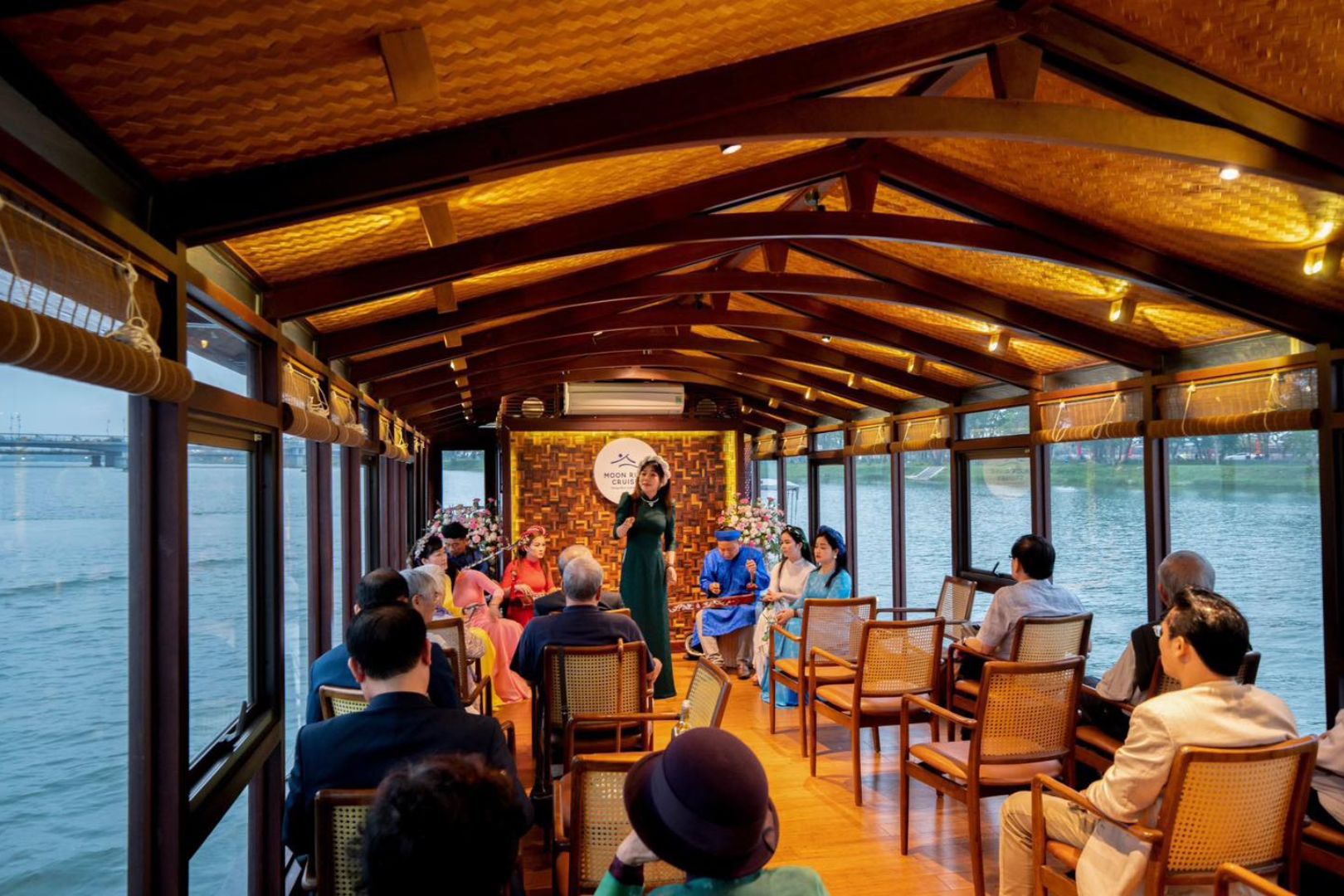 Thưởng thức Nhã nhạc Cung đình trên thuyền Rồng khi du lịch Huế