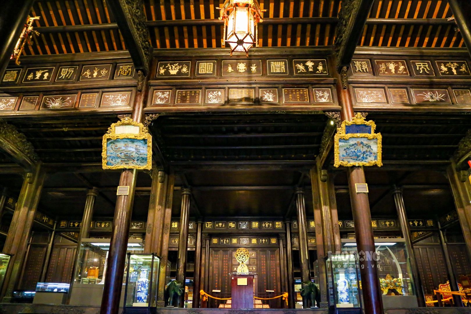 Bên trong không gian Bảo tàng Cổ vật Cung đình Huế một trong những địa điểm lý tưởng khi du lịch Huế mùa mưa