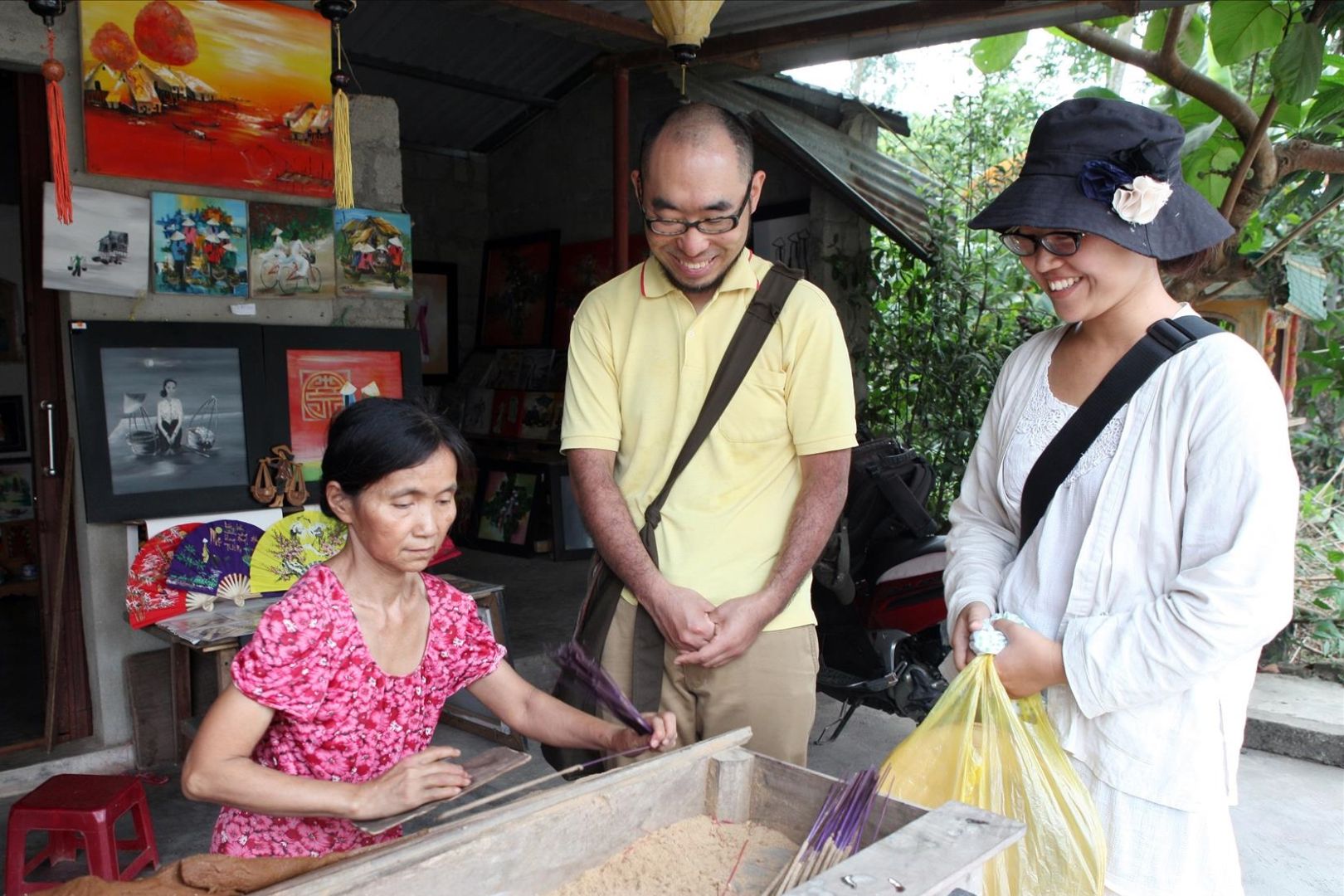 Trải nghiệm làm hương tại làng hương Thủy Xuân khi du lịch Huế