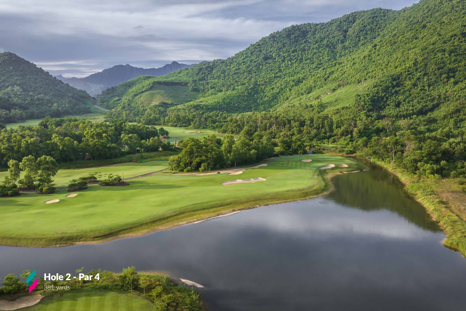 Hole 2 - Par 4 (Hồ nước & thác tự nhiên hùng vĩ), 1 trong những hố golf nên thử cho chuyến golf miền Trung