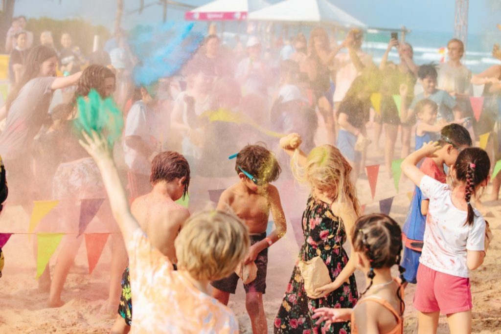 lễ hội bột màu holi tại sự kiện Đà Nẵng bên bờ biển