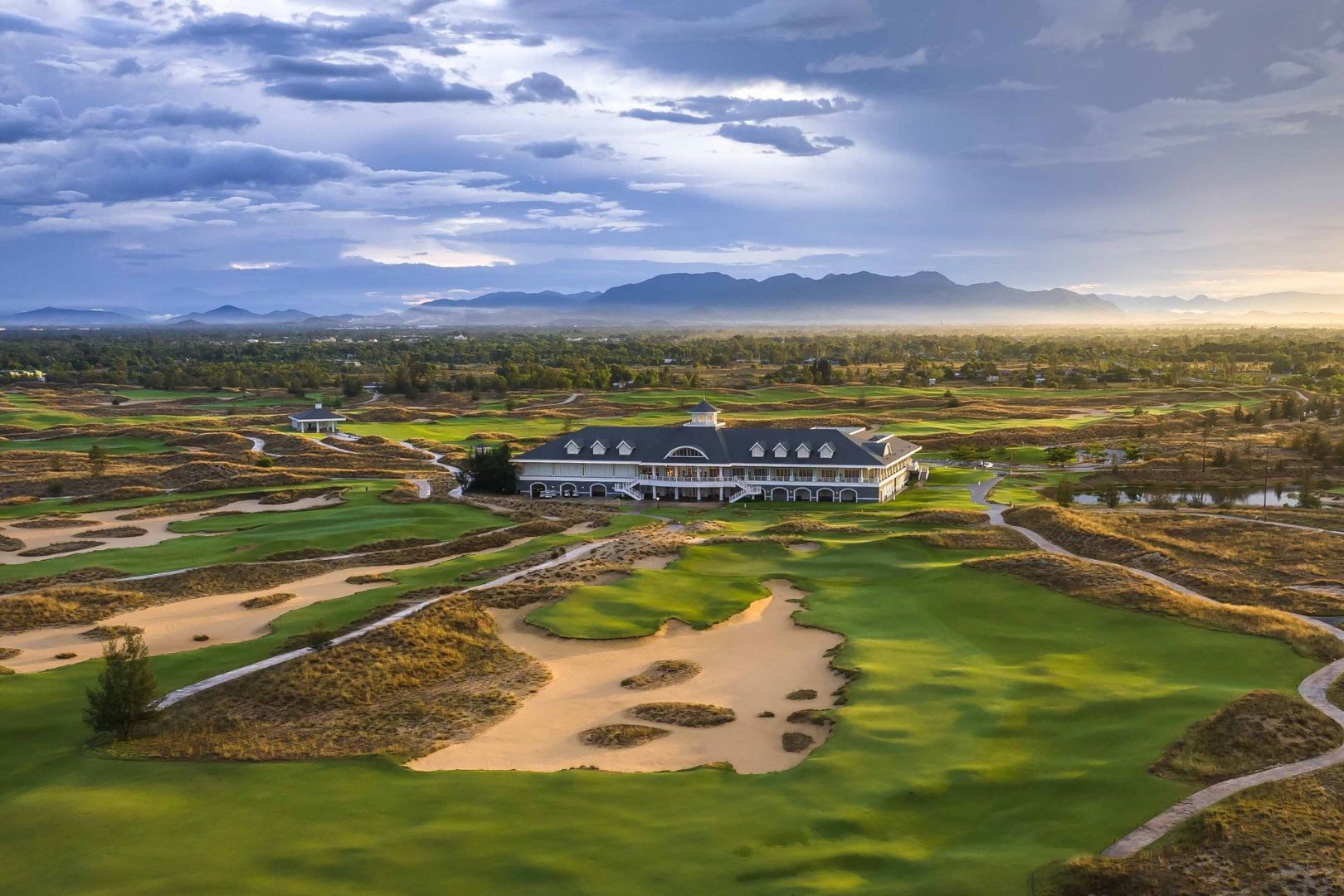 Địa hình cồn cát đặc trưng của Hoiana Shores Golf Club - điểm đến golf miền Trung hấp dẫn.