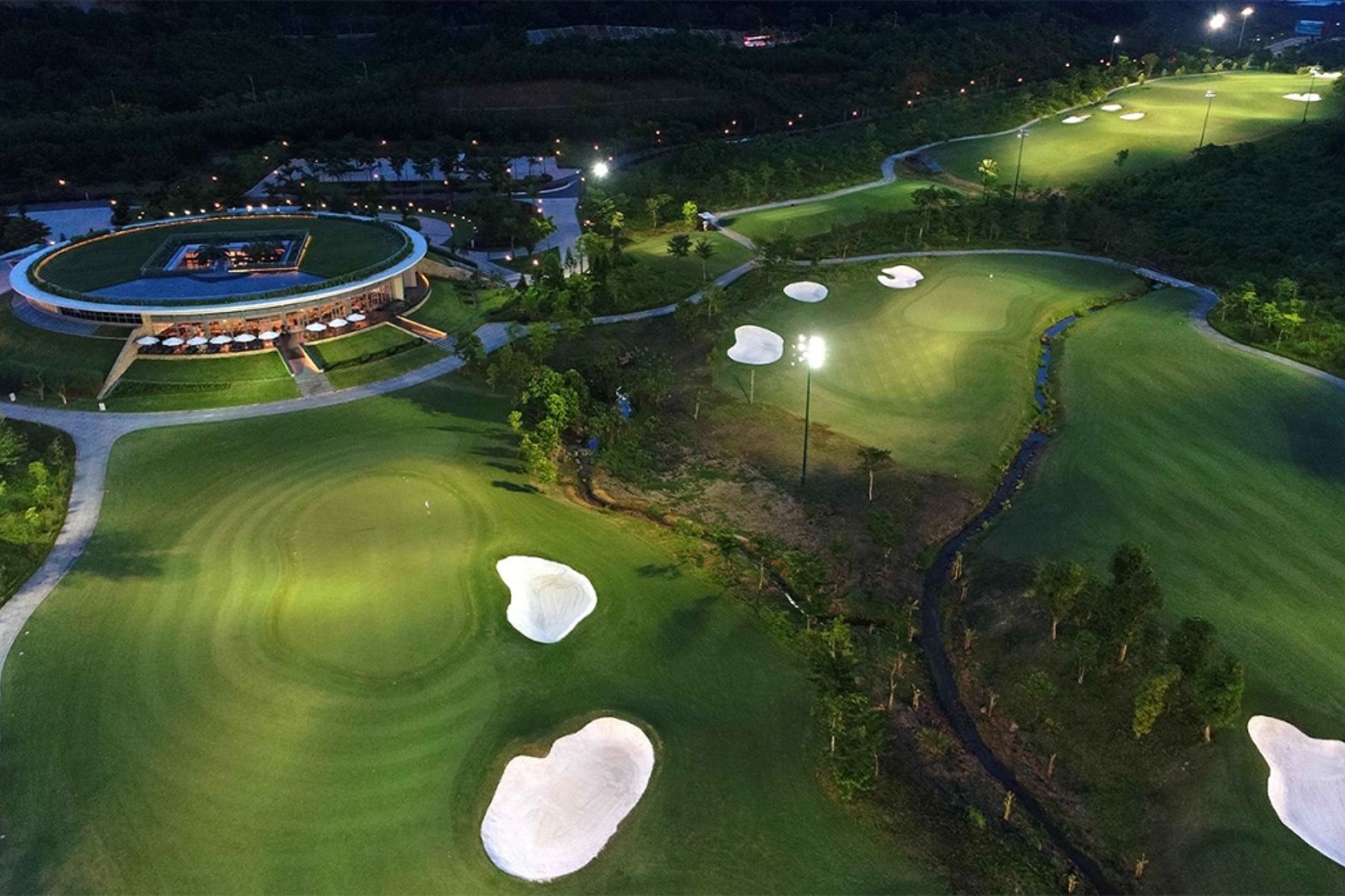 Hệ thống đèn chiếu sáng vào ban đêm của sân golf Bà Nà Hill Golf Club nâng cao trải nghiệm khi chơi golf Đà Nẵng