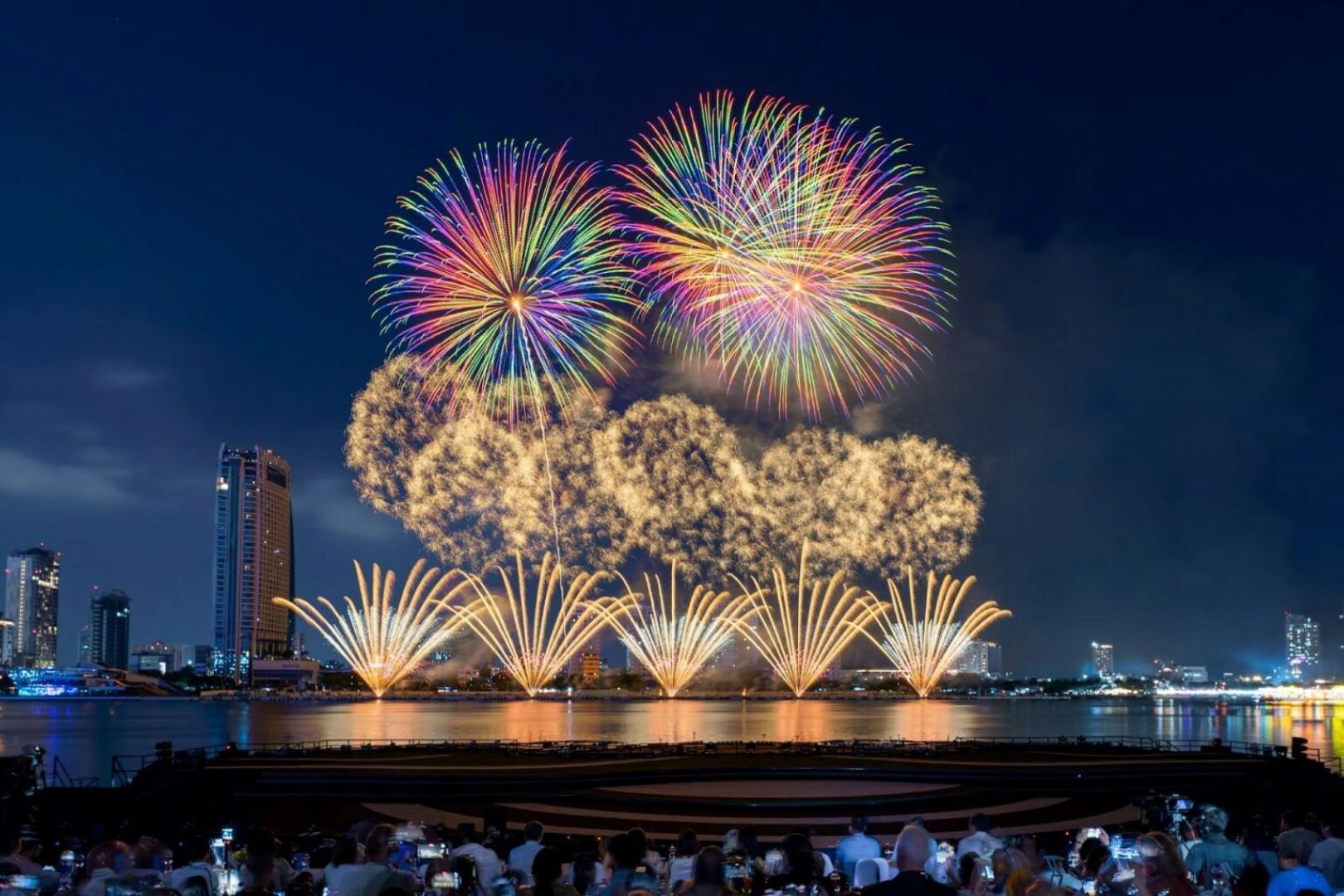 Tầm nhìn từ khán đài khi xem pháo hoa Đà Nẵng