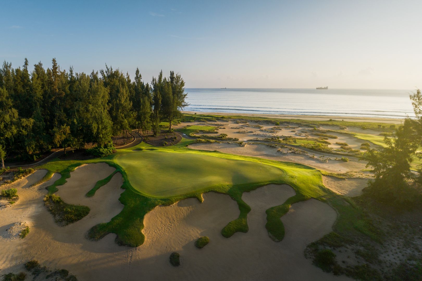 Bình minh tại hố số 9 sân golf Laguna Lăng Cô
