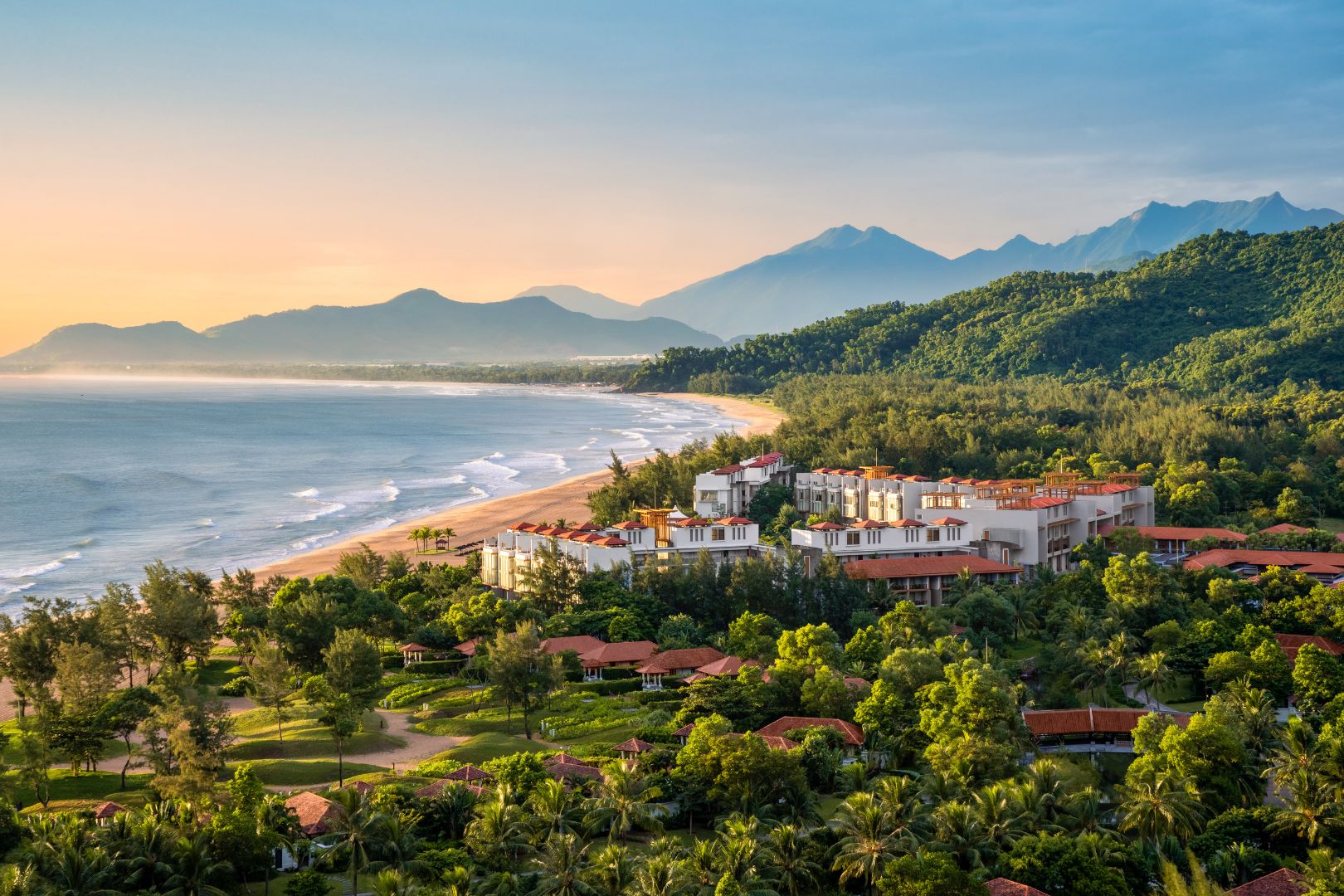 Bãi biển Angsana Lăng Cô vào buổi sáng