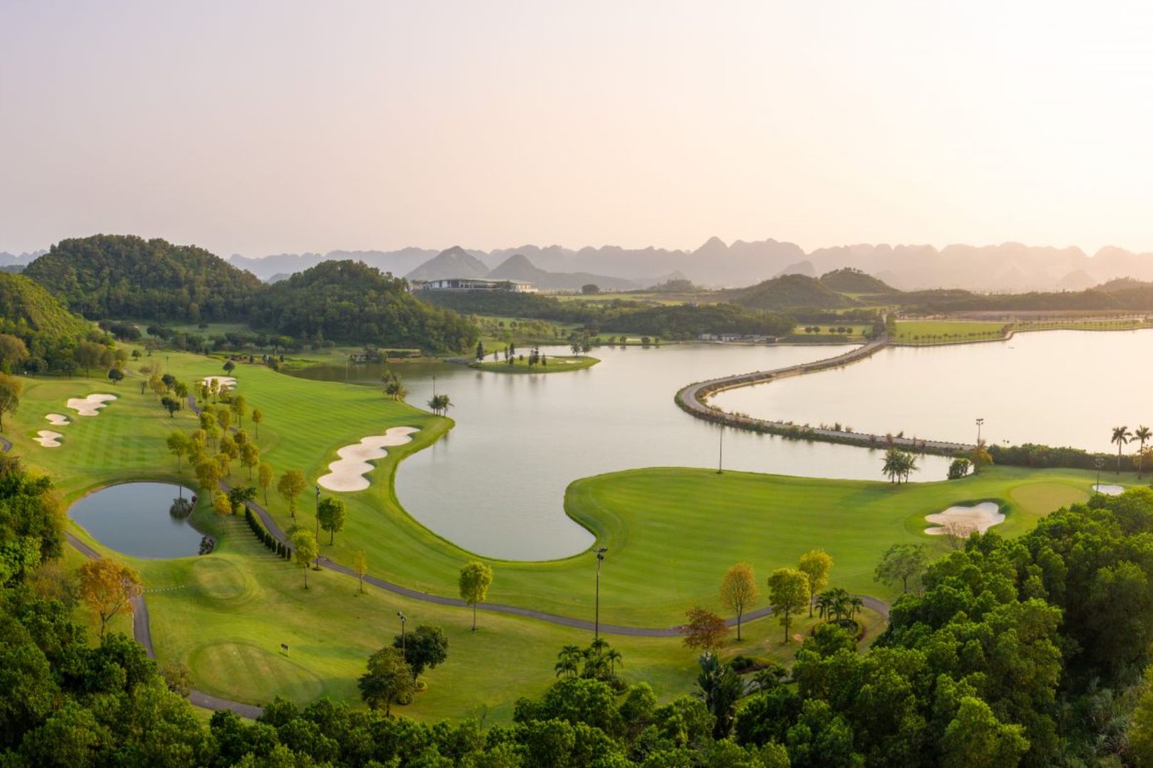 Golf tại miền Bắc Việt Nam với cảnh quan đồi núi
