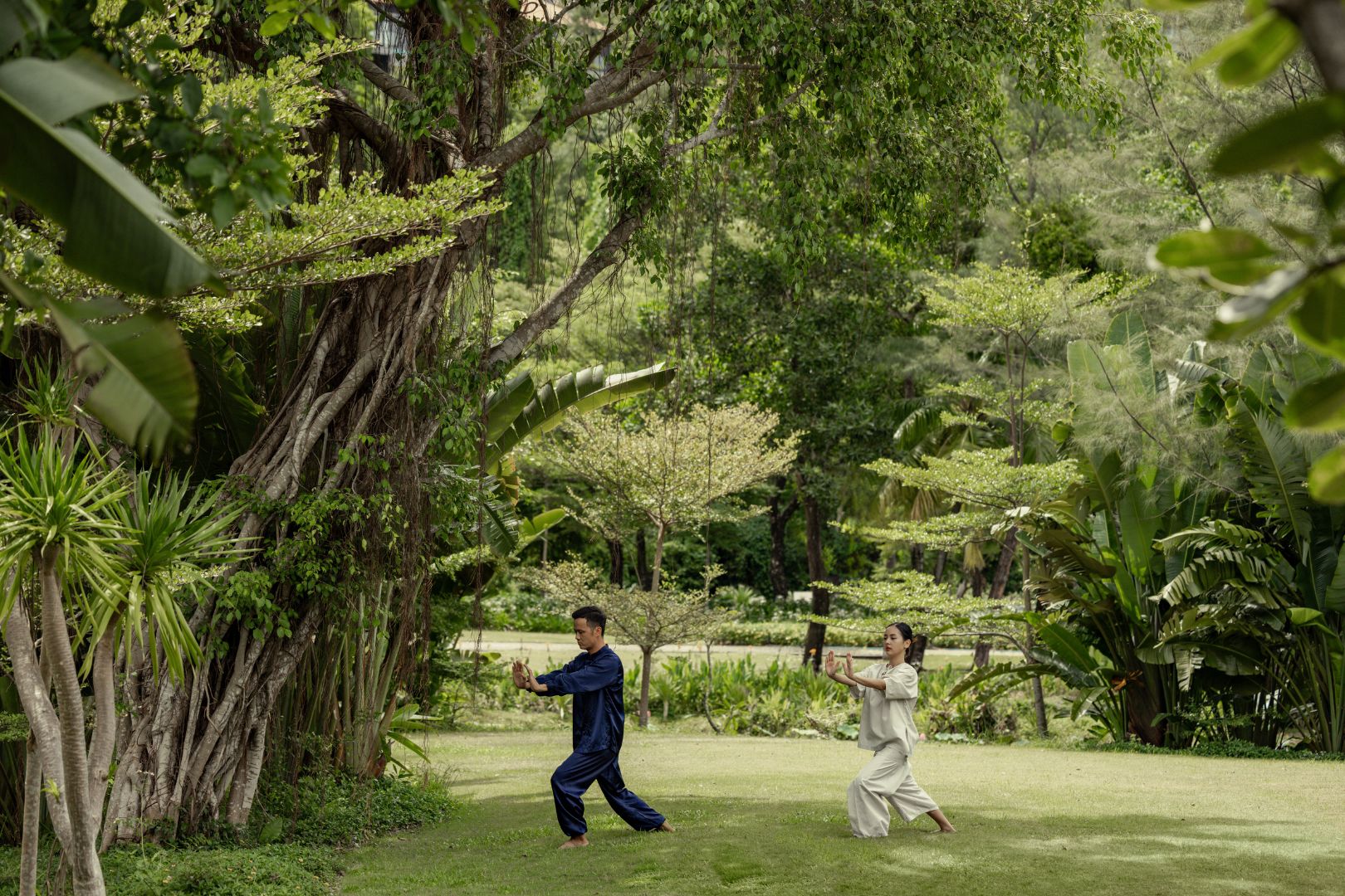 Hoạt động yoga giữa không gian thiên nhiên yên bình tại Banyan Tree Lăng Cô