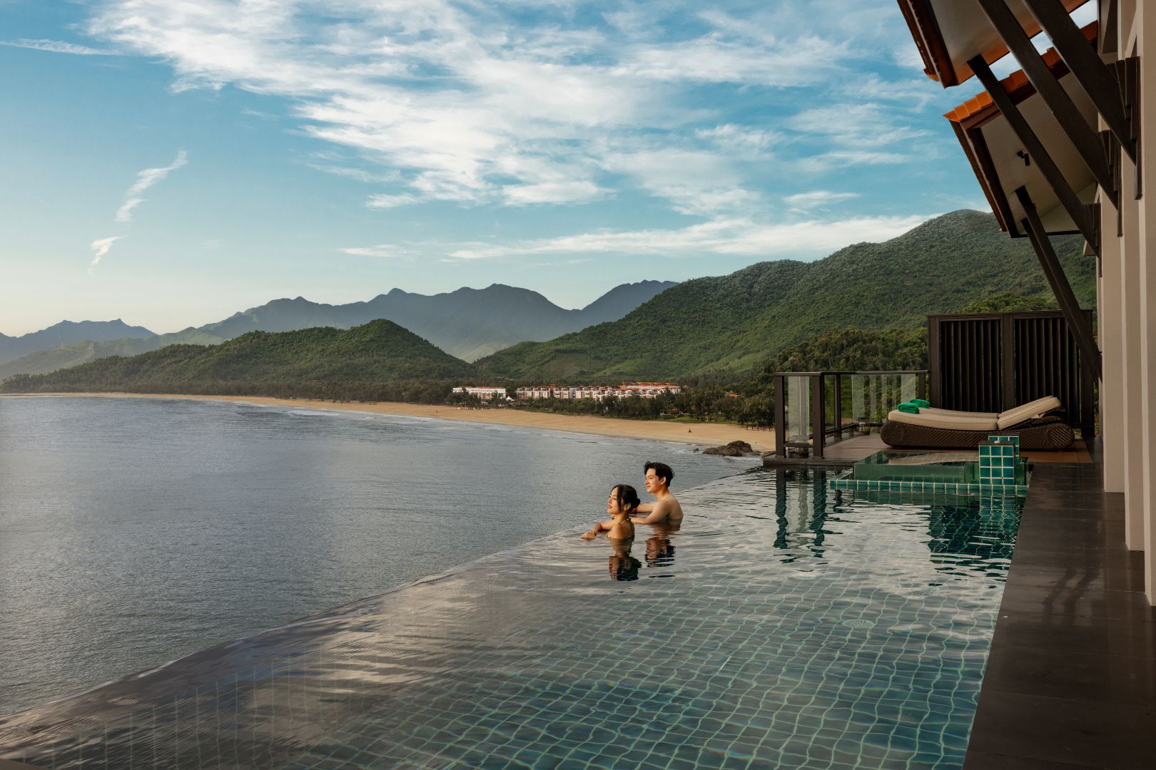 Hồ bơi riêng hướng biển tại biệt thự sang trọng Banyan Tree Lăng Cô