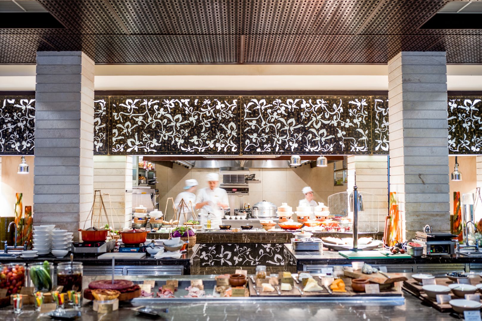 Thưởng thức các món ăn Á - Âu tại các nhà hàng Banyan Tree Lăng Cô
