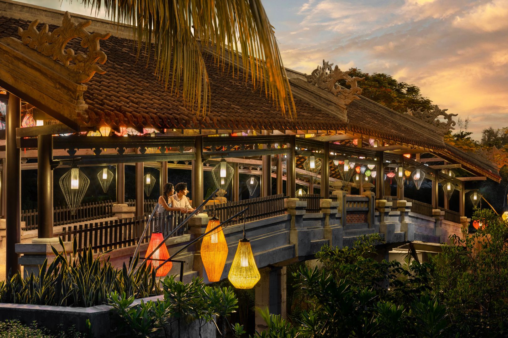 Khung cảnh hoàng hôn lãng mạn tại khu nghỉ dưỡng Banyan Tree Lăng Cô với kiến trúc lấy cảm hứng từ di sản miền Trung Việt Nam.