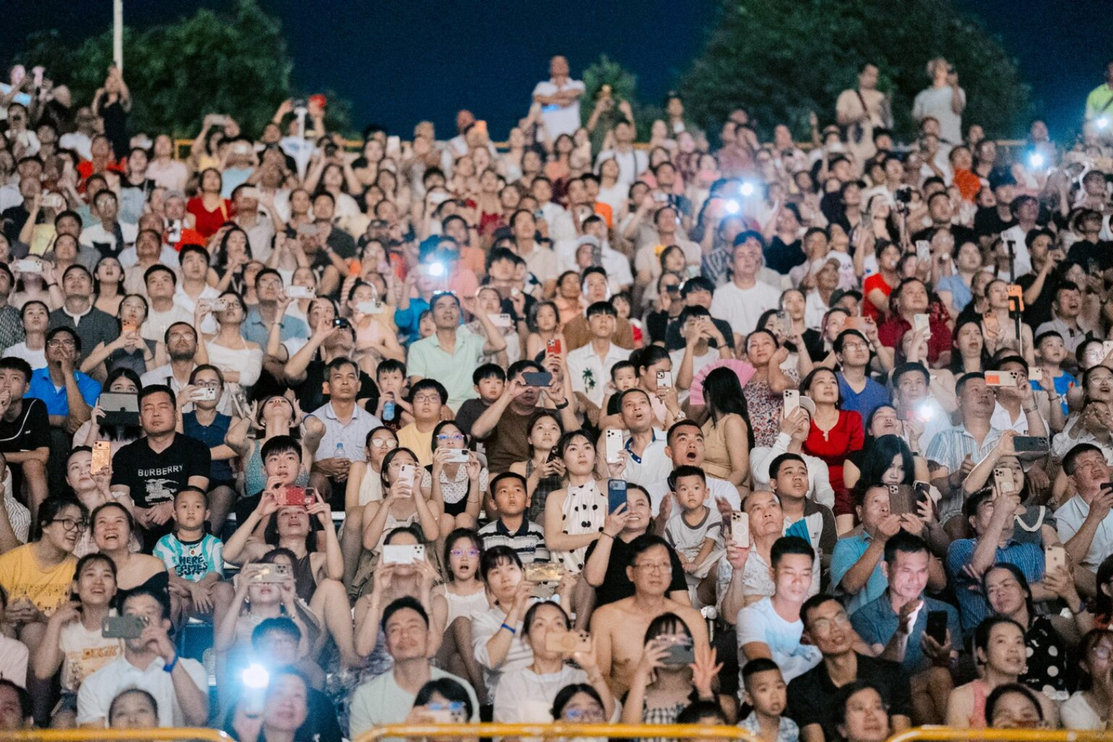 Hàng nghìn khán giả lấp kín khán đài đêm chung kết DIFF 2026