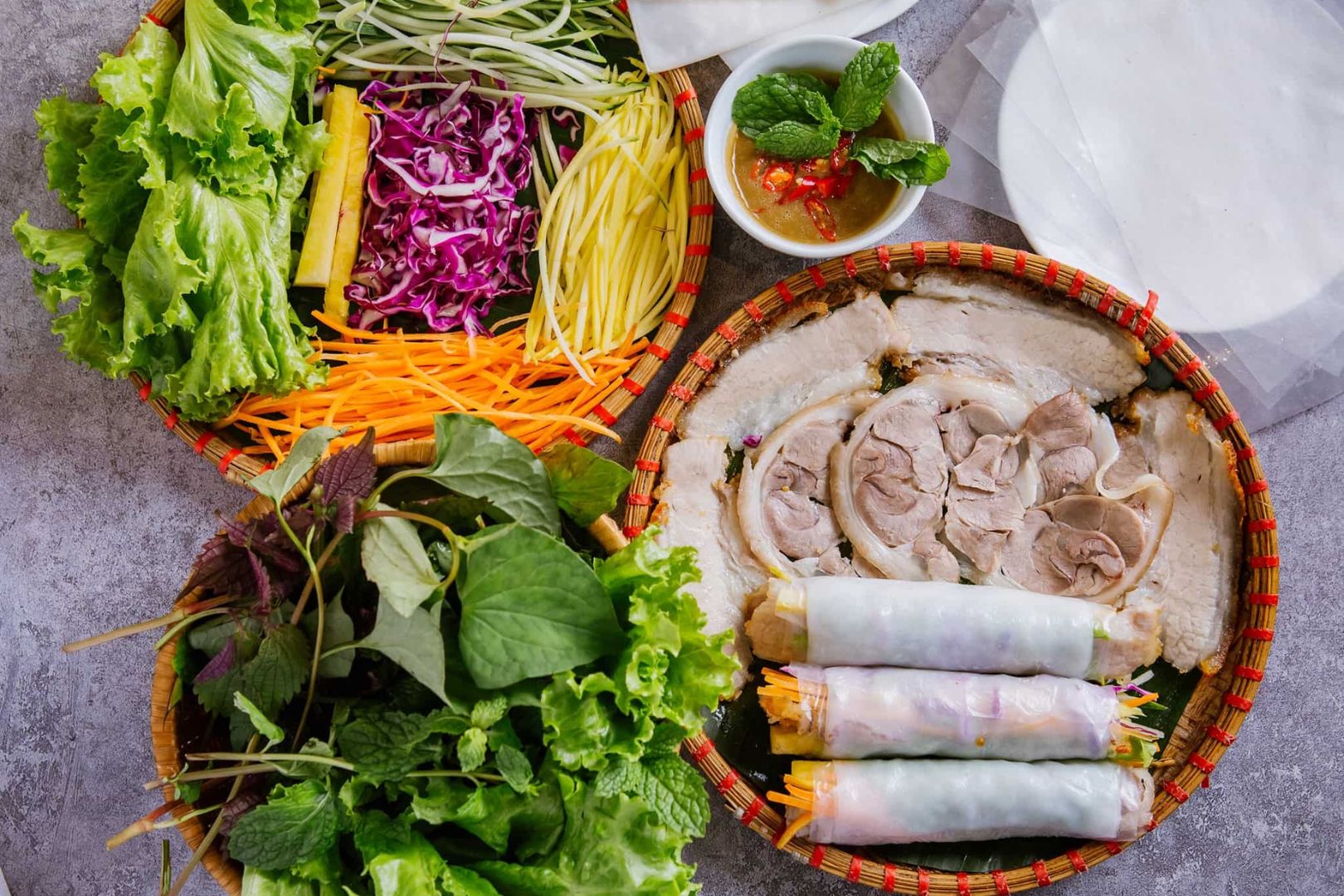 Bánh tráng cuốn thịt heo Đà Nẵng với rau sống và nước chấm