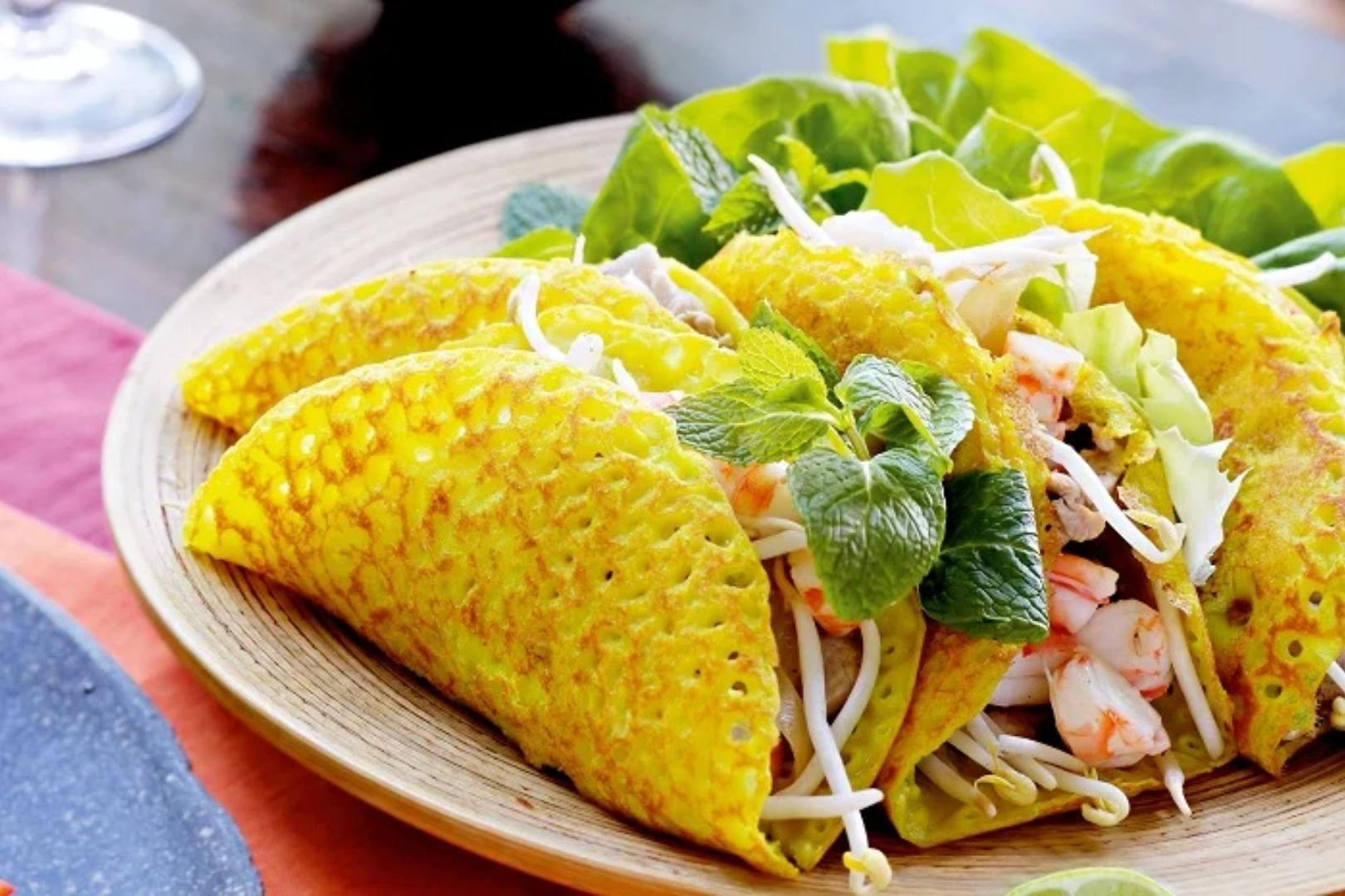Bánh xèo Đà Nẵng giòn vàng ăn kèm rau sống