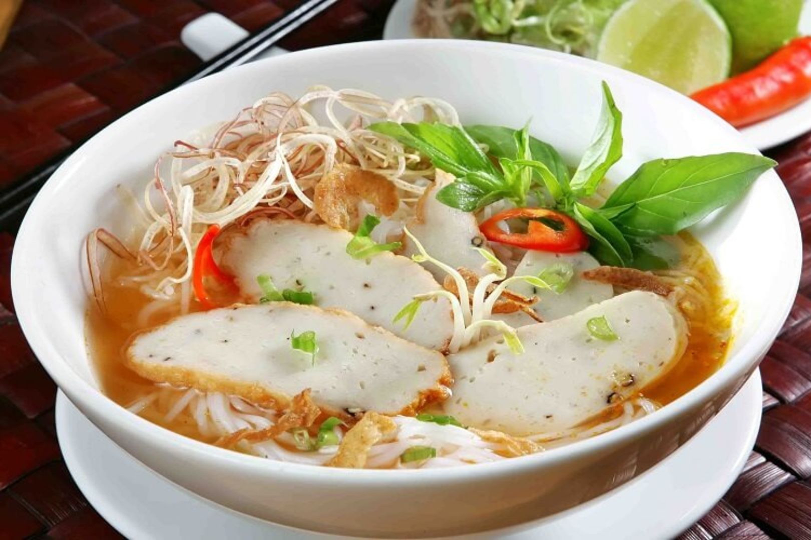 Bún chả cá Đà Nẵng với chả cá và nước dùng đậm đà