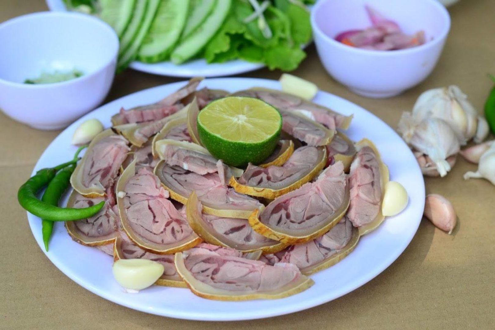 Bê thui Cầu Mống Đà Nẵng với rau sống và bánh tráng