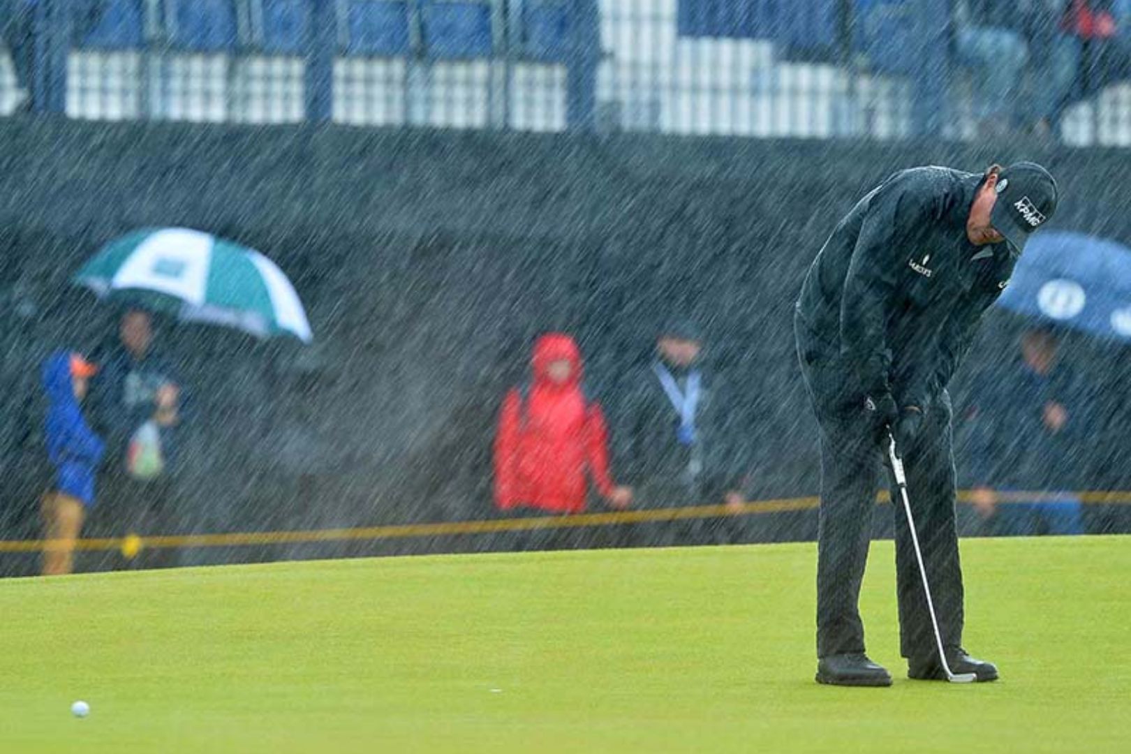 Golfer chơi golf trên sân ướt trong mùa mưa