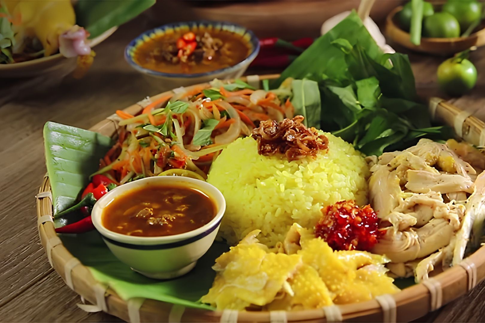 Cơm gà với thịt gà và cơm vàng
