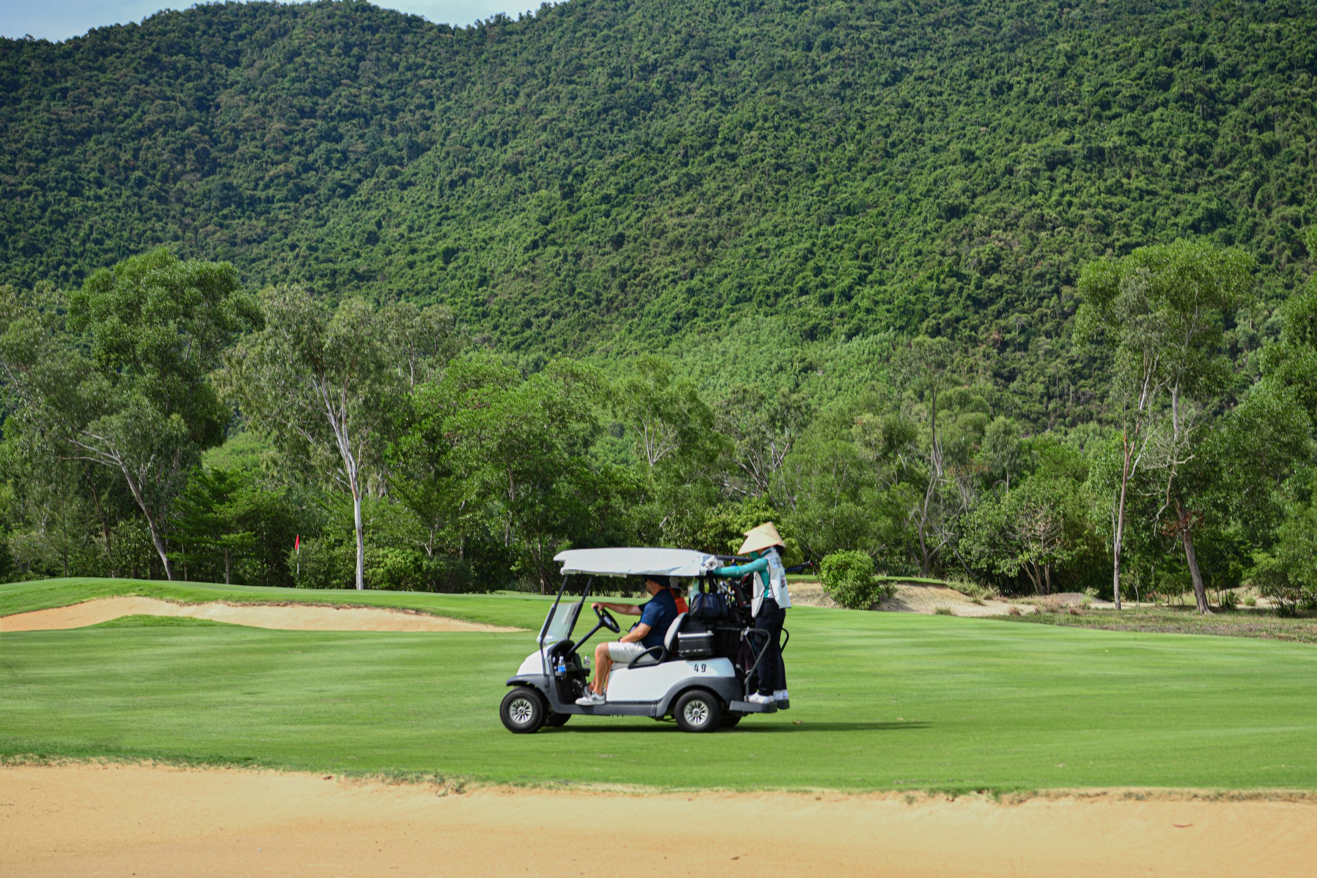 Golf cart được phép di chuyển tại một số hố tại Laguna Golf Lăng Cô