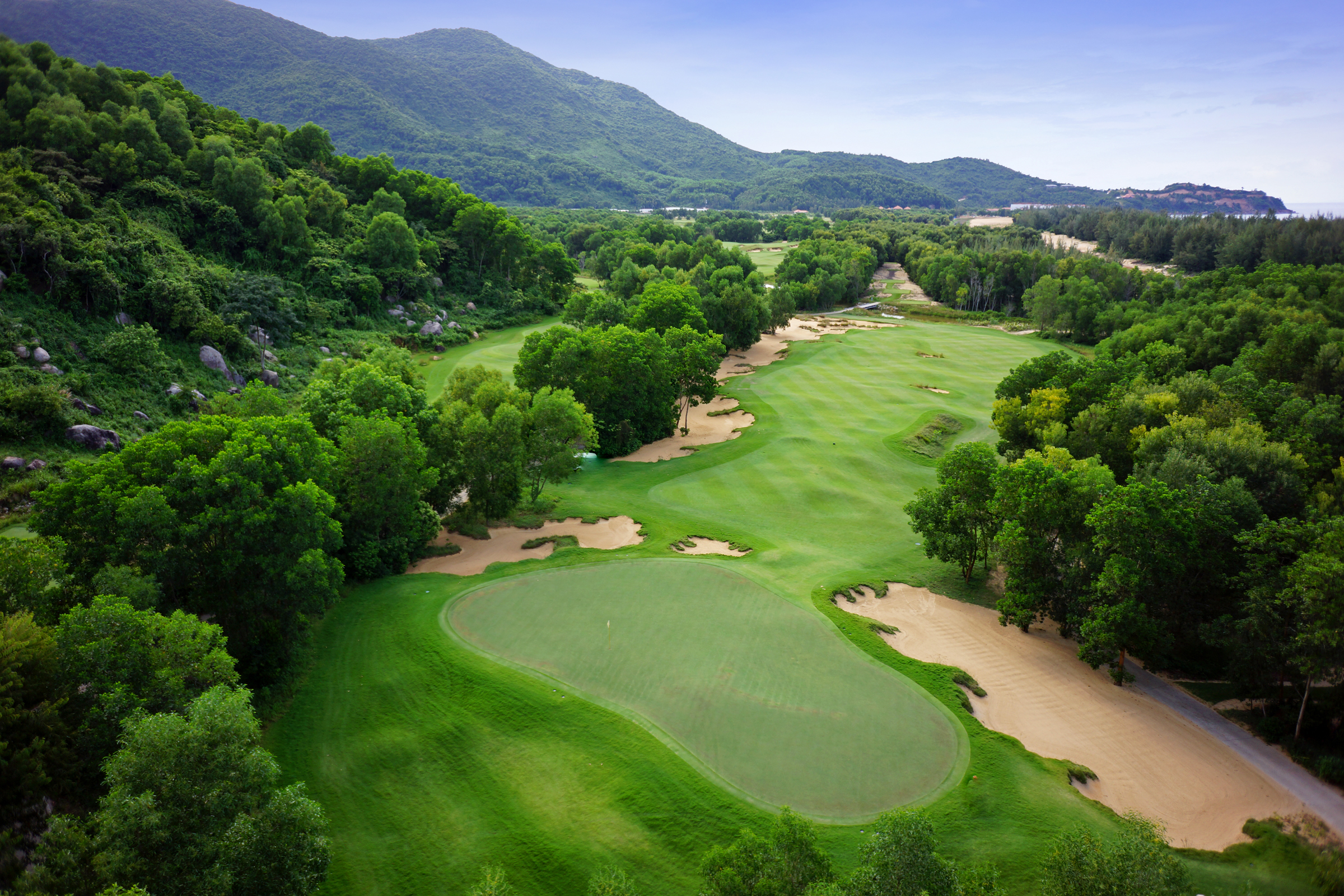 Laguna Golf Lăng Cô trong mùa mưa với cảnh quan núi và biển