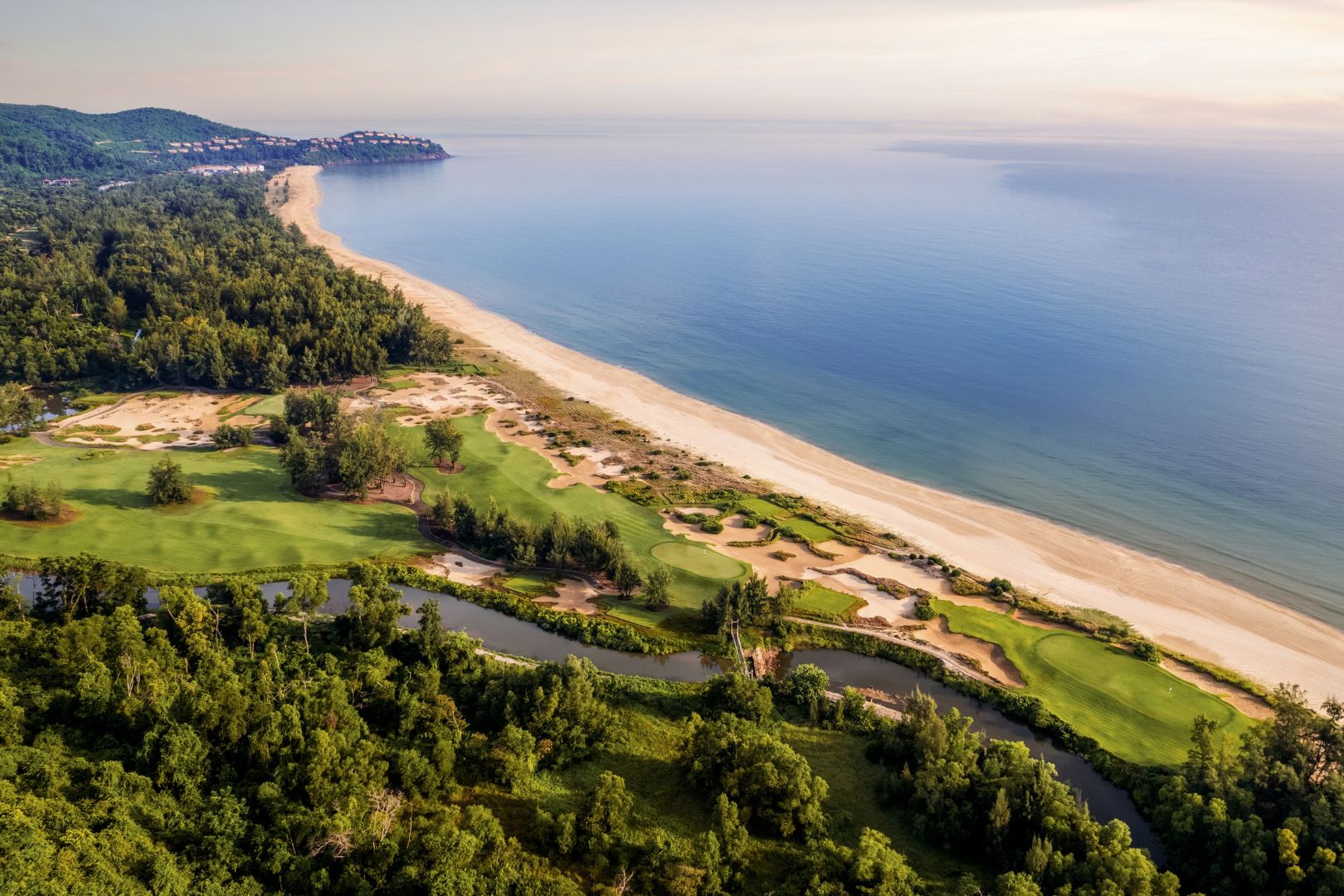 Địa hình tự nhiên và cồn cát ven biển tại sân golf Lăng Cô