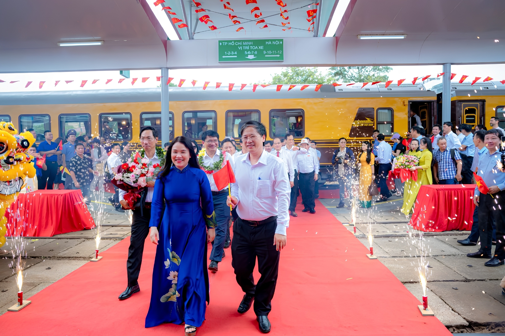 The launch ceremony of the “Phong Nha – Hue” tourist train took place at Dong Hoi Station.