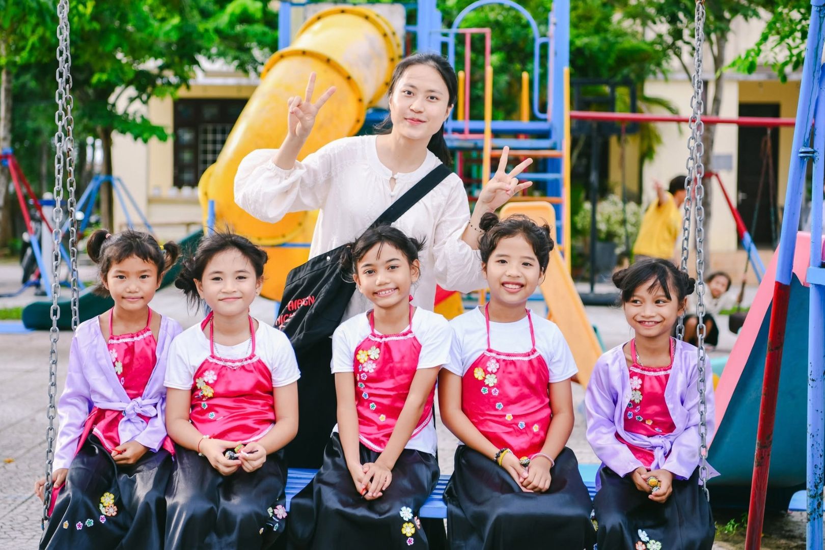 Nhân viên Laguna Lăng Cô và các em nhỏ chụp ảnh lưu niệm