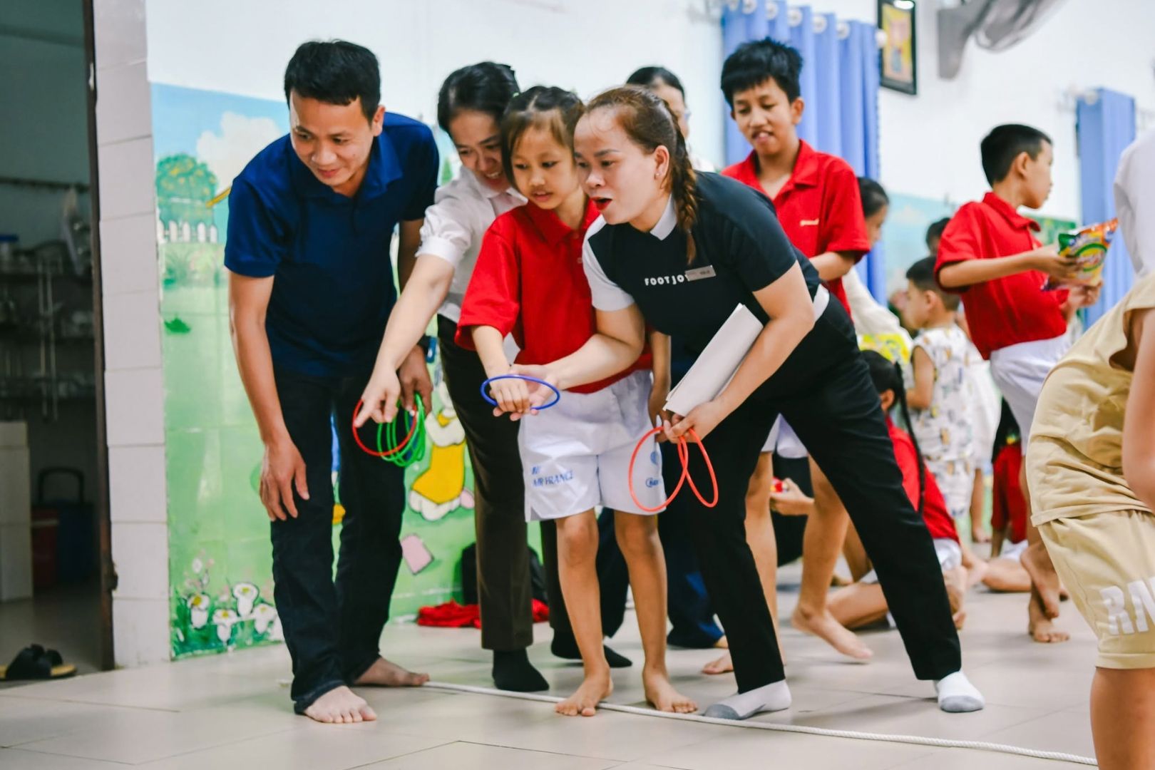 Nhân viên Laguna Lăng Côcùng các em nhỏ tại chương trình