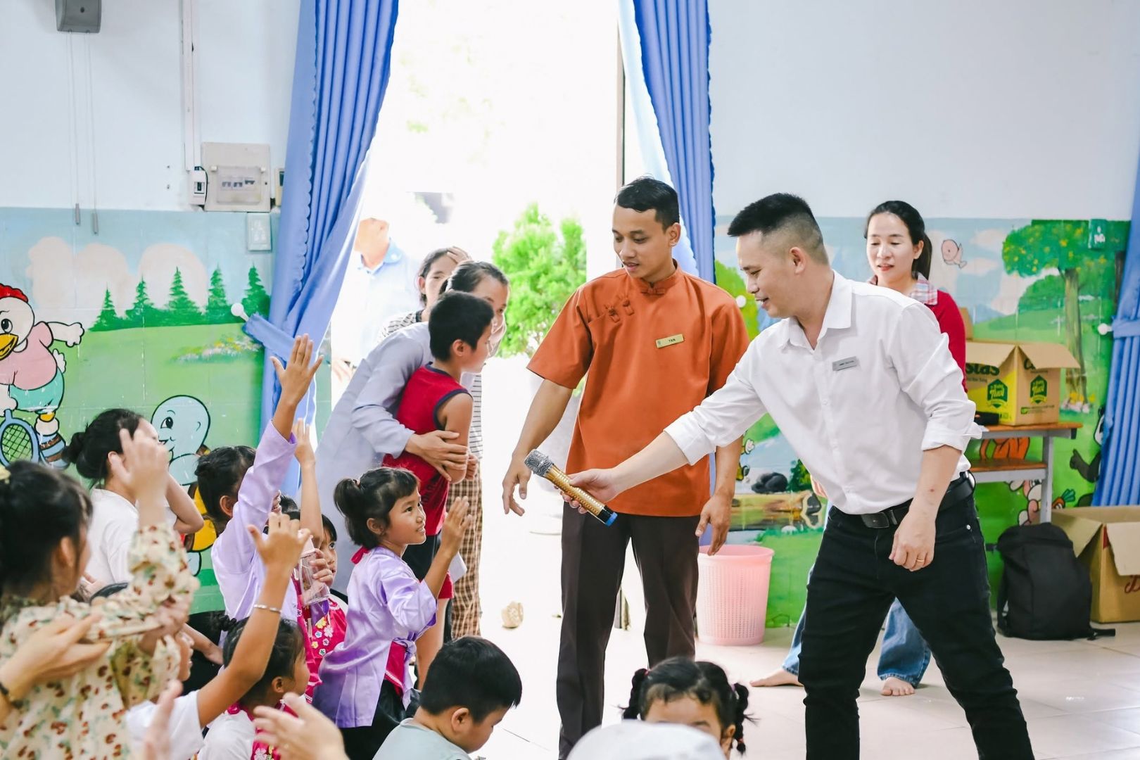 Nhân viên Laguna Lăng Cô cùng các em nhỏ tại chương trình Trung thu