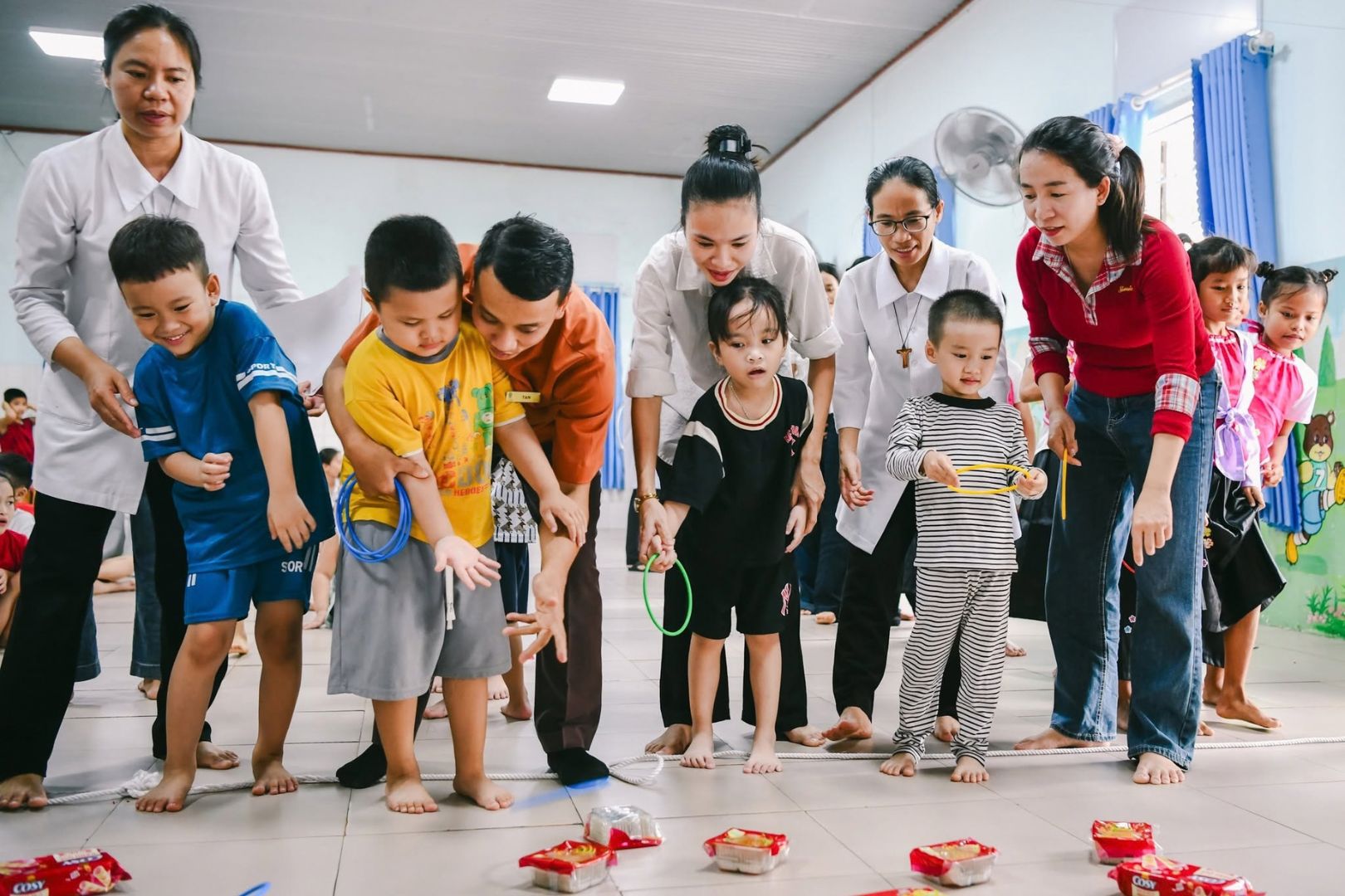 Đội ngũ Laguna Lăng Cô tham gia hoạt động Trung thu