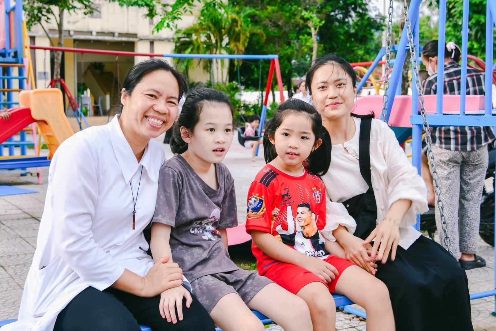 Nhân viên Laguna Lăng Cô và các em nhỏ chụp ảnh lưu niệm