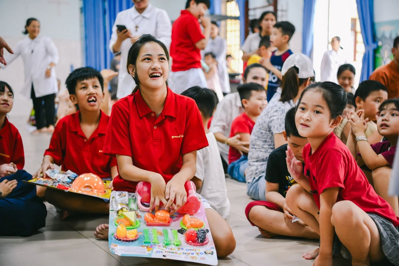 Trẻ em tham gia trò chơi Trung thu