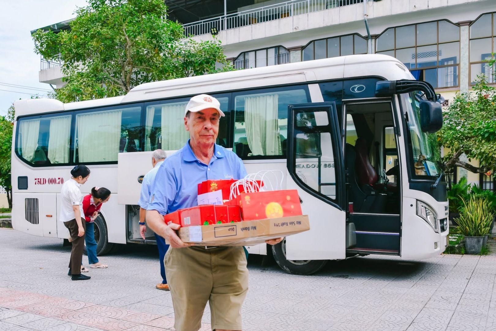 Trao quà Trung thu cho các em nhỏ