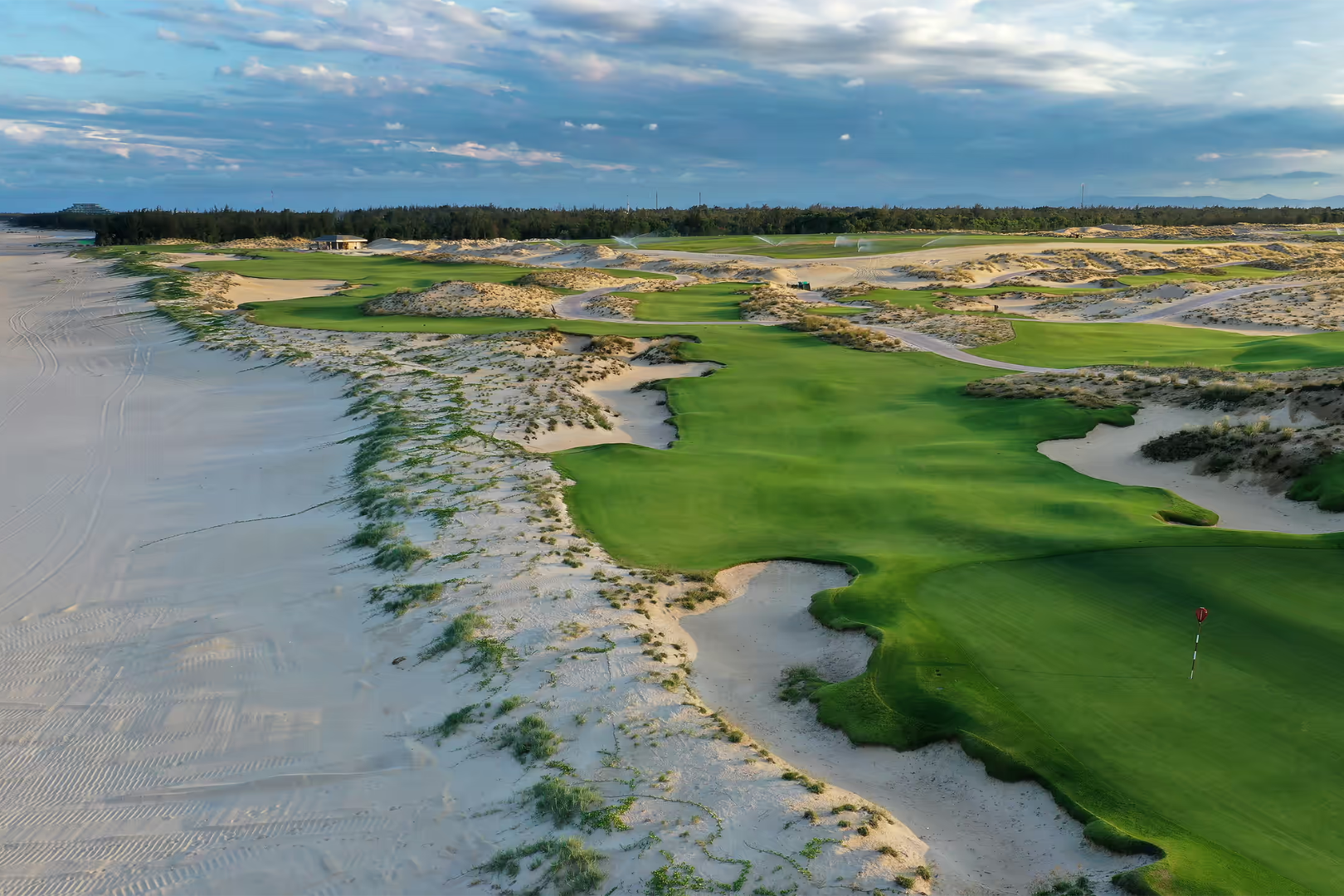 Sân golf Hoiana Shores ven biển với địa hình cồn cát