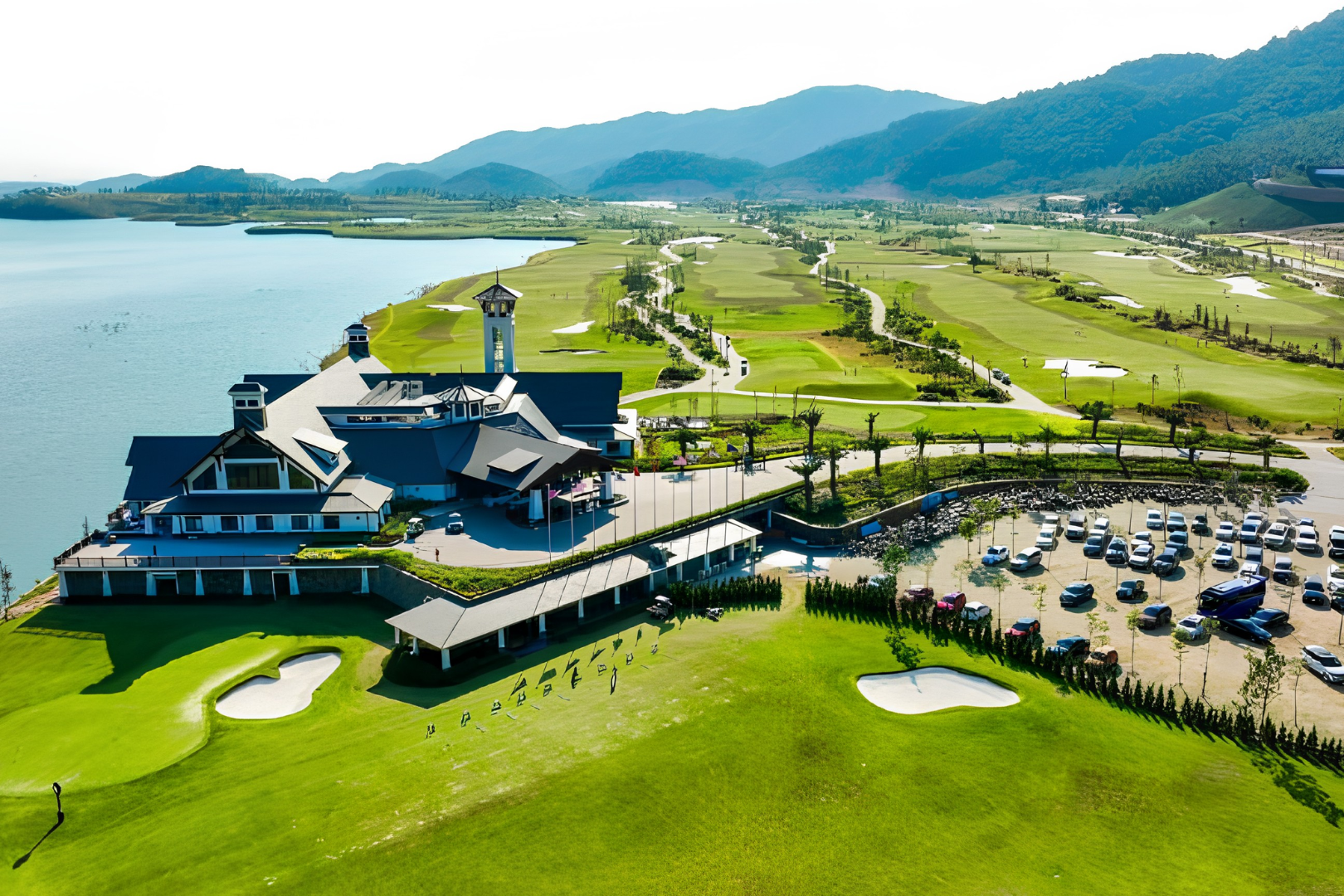 Sân golf Thanh Lanh Valley giữa hồ nước, thung lũng và đồi núi