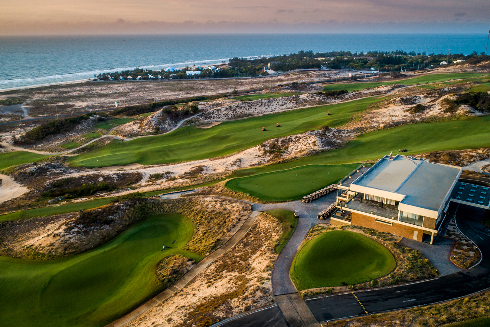 The Bluffs Grand Ho Tram với sân golf trên địa hình cồn cát ven biển
