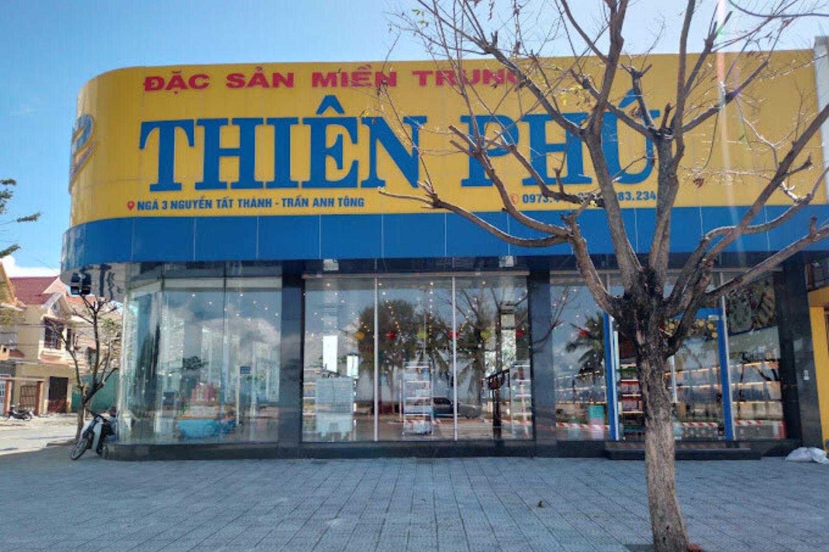 Thien Phu specialty store facade and aisles stocking Da Nang specialties