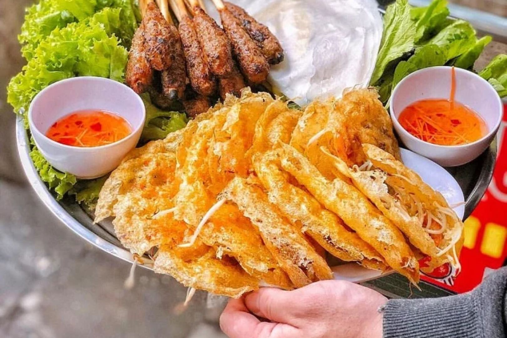 Dia banh xeo mien Trung gion rum vang uom tai Da Nang