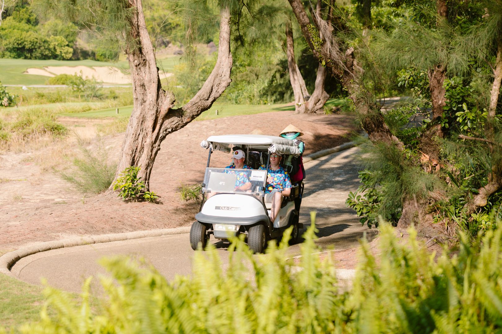 Chi phí chơi golf 18 hố tại sân golf Việt Nam gồm phí sân, caddy và xe điện