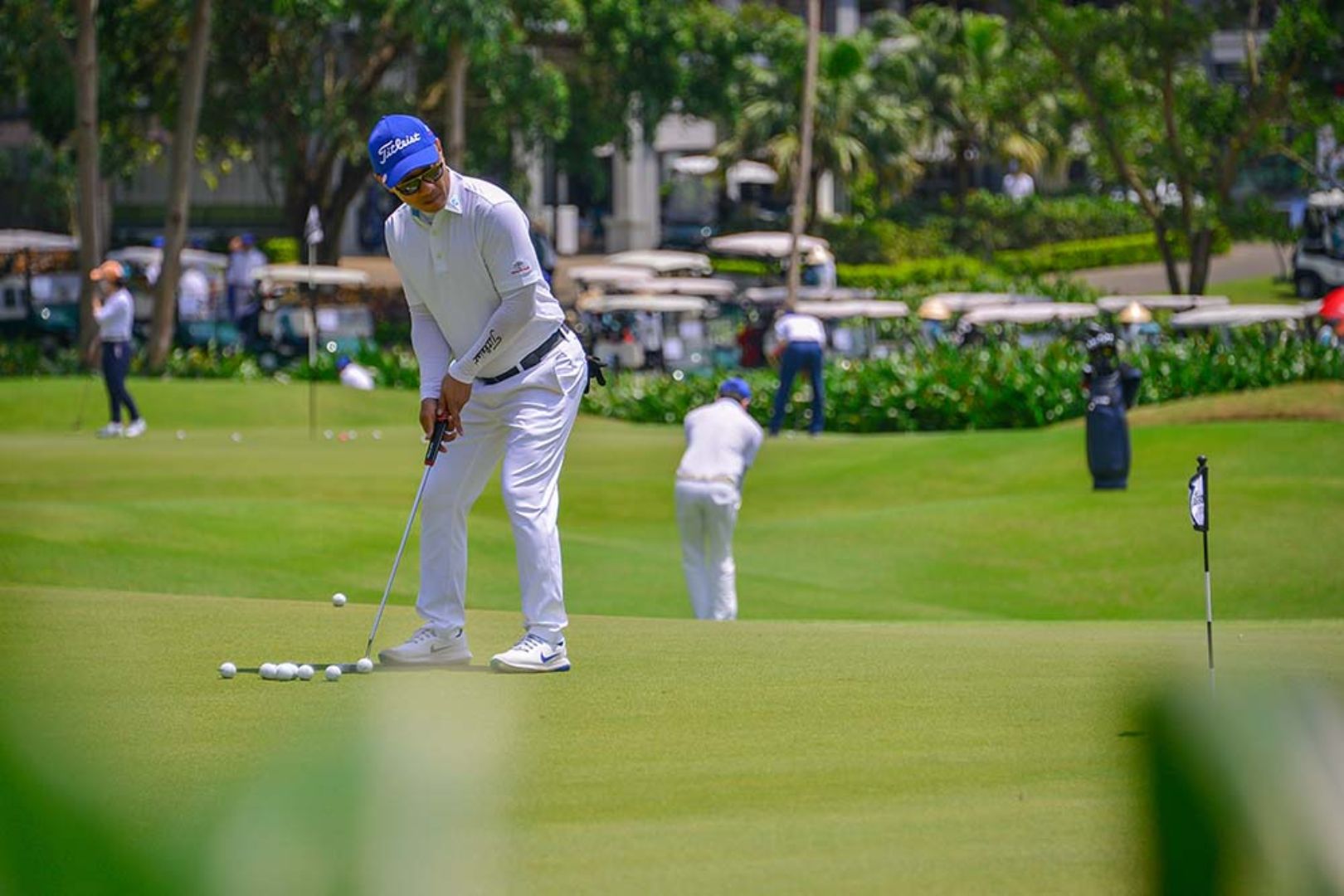 Người mới tập cú đánh golf tại sân tập golf tại Việt Nam