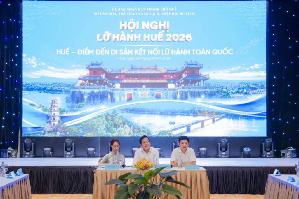 Đại diện lãnh đạo chủ trì trao trao đổi, thảo luận tại hội nghị du lịch lữ hành Huế 2026