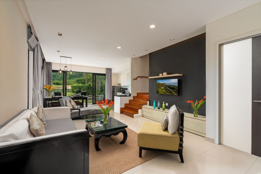 Không gian phòng khách rộng rãi bên trong Laguna Parkside villa